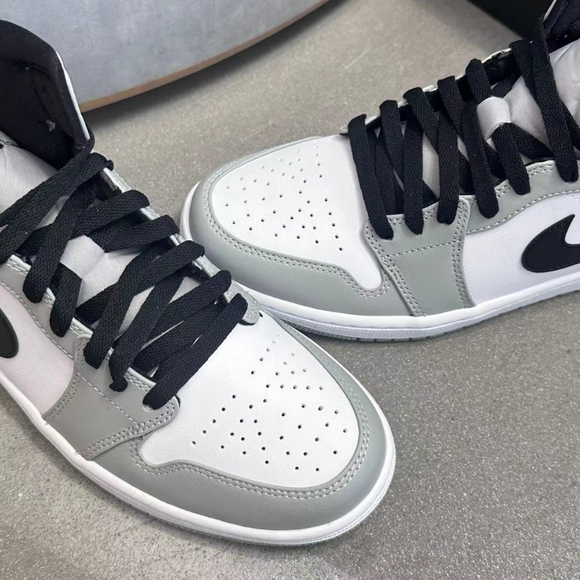 Air Jordan 1  Mid - Picture 6 of 7